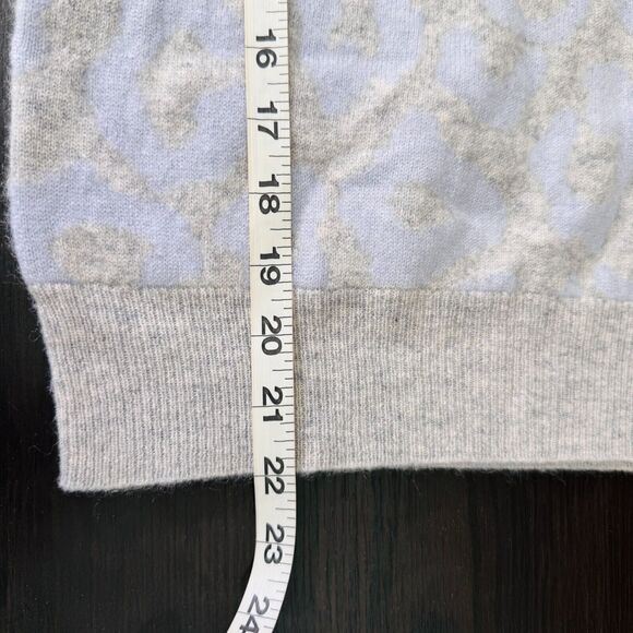 Aqua Cashmere Sweater Womens Extra Small Leopard Pullover Light Blue Grey XS NEW - Picture 9 of 9